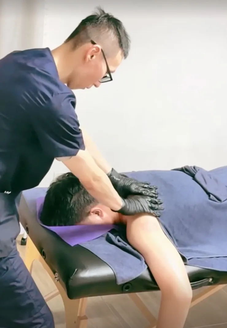 阿鋒師傅為客戶進行運動按摩